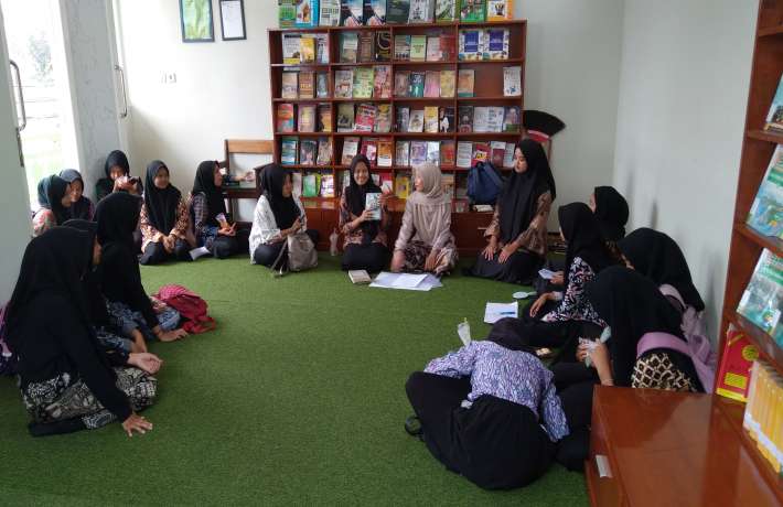  BEDAH BUKU FIKSI DAN NONFIKSI SERIES TERE LIYE COLLABORATION TIM PERPUSTAKAAN X OSIS