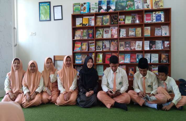 NGOBROL CERPEN SENO GUMIRA AJIDARMA KOLABORASI TIM PERPUSTAKAAN X OSIS MTS AHMAD YANI JABUNG. 